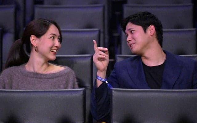 大谷翔平、貴重な夫婦ショット　真美子夫人はドレス姿…寄り添った黒コーデ公開