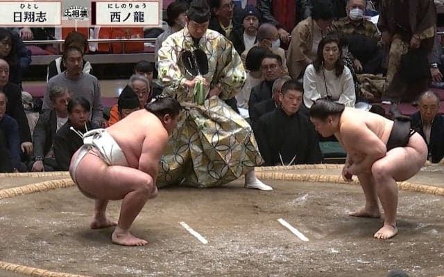 「行司のサイズ感がおかしいw」「行司デカっ」十両取組で驚きの光景 身長180センチ超の力士よりも行司がデカく見えた一コマ