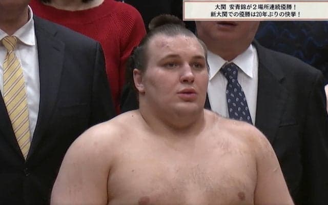 「あれ、歌ってる」国歌斉唱の安青錦、背後に人気タレントが“チラリ” まさかの光景にツッコミ相次ぐ