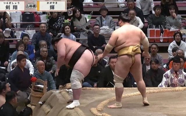 力士が突然の“棄権”で館内騒然…自ら土俵を割り動けなくなるハプニング「一体どうした」「何か起きた？」ファンから心配の声