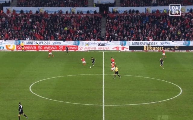 佐野海舟を抜き去る！20歳日本人FW、ブンデス初陣で“4人翻弄”のキレキレ突破「ドリブルも上手なのか」「可能性を感じる」塩貝健人にファン驚き