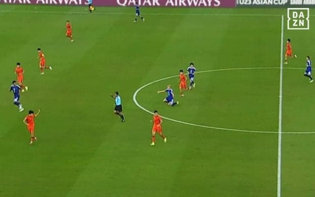 「まるで戦闘民族だな」中国代表DF、日本代表FWにボール無関係で“体当たり”「少林サッカー」「なにするんだ」ラフプレーにファン苦言【U23アジアカップ】