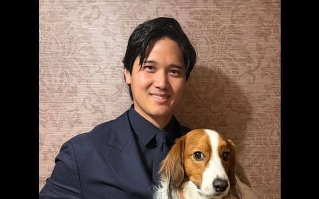 大谷翔平、デコピン抱えた2ショット公開！　真美子夫人らとの記念写真も…特製「MVD」プレートも