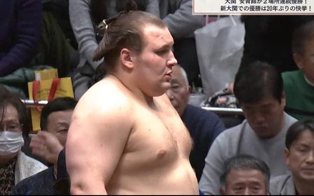 「デカっ」安青錦に贈られた巨大な副賞にファン騒然 預かった力士の“困惑笑顔”に「あの力士かわええ」「そら笑うわ」ファンほっこり