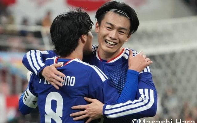 日本代表・上田綺世のモデル妻、28歳バースデーでキュートなウインクショット公開　“ベイビー同伴”で軽井沢へ