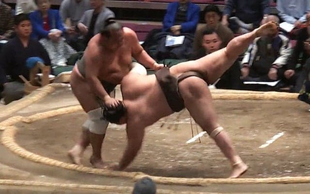 「ひっくり返った」「裏返った」巨漢力士が“ぐるッと”空中一回転 館内騒然 十両復帰を目指す執念の一番