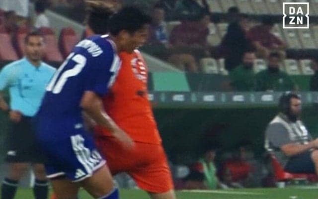 「レッドカードだろ！」中国代表FW、日本代表MFに“アフター体当たり”「主審に文句を言うの終わってる…」「出たよカンフー」ファン激怒【U23アジアカップ】