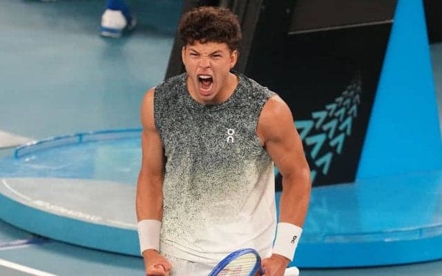 シェルトン、逆転で2年連続の8強進出！準々決勝で“天敵”8連敗中の世界2位シナーに挑戦へ[全豪オープン]