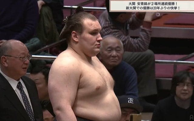 「何カップになるんだ」「鍋に使えそう」マカロンだけじゃなかった…安青錦が受け取った“デカすぎる”副賞にファン騒然