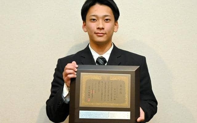 「全国一の遊撃手に」青藍泰斗の佐川選手、日本学生野球協会から表彰