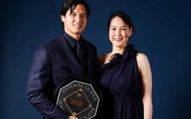 「より真美子さんの美しさが際立つようなコーディネートをされている」久々の大谷夫妻の最新2ショット、“夫婦愛”に注目高まる「幸せなんだろうな」「映画やドラマのポスターみたい」