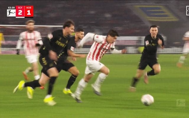 衝撃！日本代表MFが“股抜きドリブル”で相手2人を無力化「ぶち抜いた」「そこ突破するのバケモノ」鈴木唯人の決定機演出にスタジアム騒然