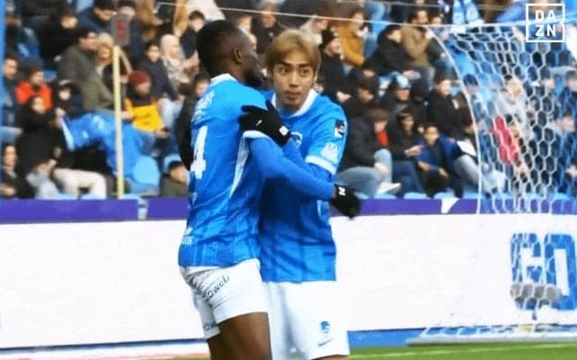 ファウルすれすれ！伊東純也の“ハイ・トラップ”が話題「よく収めて繋いだ」先制点の起点になったアクロバティック美技