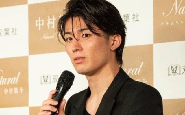 ｢カッコよすぎる｣｢笑顔が素敵｣中村敬斗が再びパリコレ会場に出現！ 大物音楽プロデューサーと談笑＆オシャレファッション披露！｢パリコレモデルに引けを取らぬ美貌｣