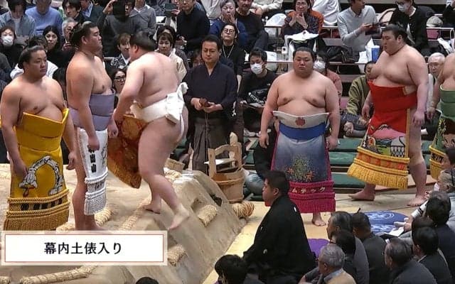 あれ、人気力士の化粧まわしに著名人のイラストが… 十両力士の腰には“世界的人気漫画”の人物も 初場所土俵入りで注目の一コマ