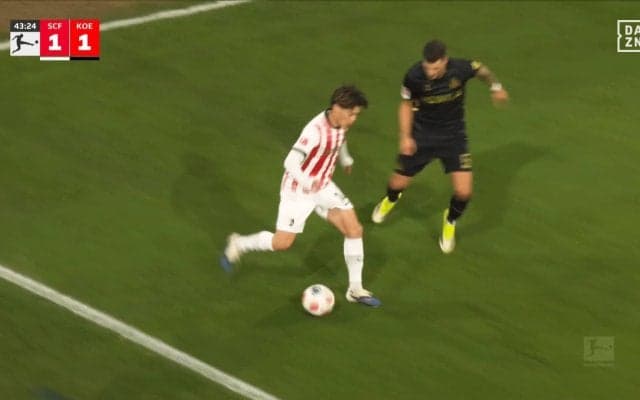 えっ、そこ通す？日本代表MF、絶品の“股抜きパス”で相手2人を無力化！鈴木唯人がタッチライン際から決定機演出