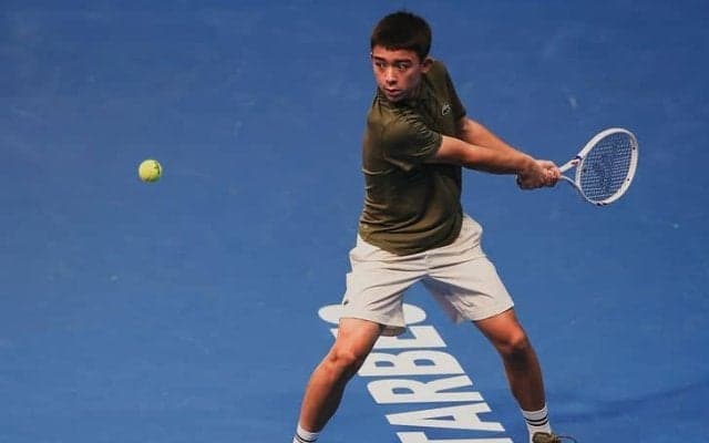 ナダルやフェデラーも出場したスターへの登竜門！14歳以下世界最高峰「プチザス」開幕し日本勢2人が初戦突破