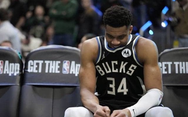 ヤニスがふくらはぎ負傷で再び離脱…バックス指揮官は「復帰時期は決まっていない」