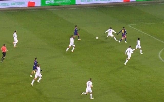 「野獣！」ブンデス初先発の日本代表DFが“格上”を完全シャットアウト「ヌサに完璧に対応してる」驚異の“2連続神ディフェンス”に現地ファン衝撃