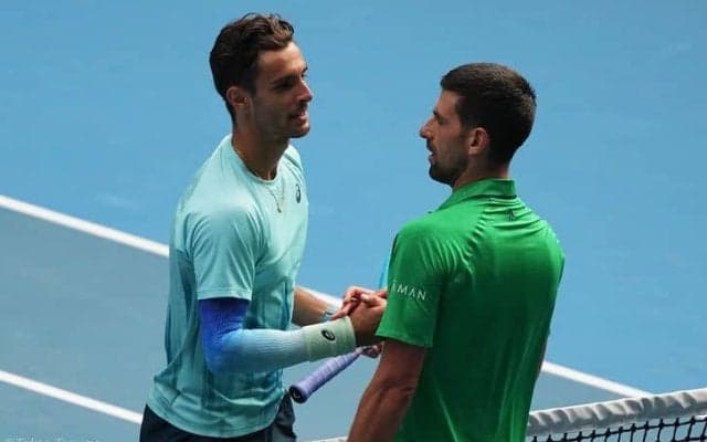 ムゼッティ、ジョコビッチを窮地に追い込むも右太もも負傷で勝利が手からこぼれ落ちる「2セットアップで棄権なんて想像すらしていなかった」[全豪オープン]