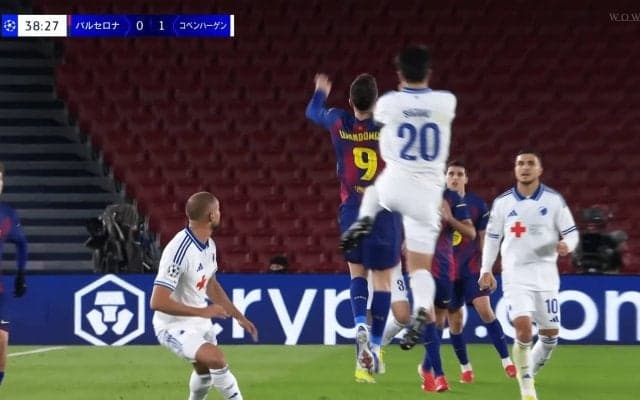 驚愕！日本代表DF、“大ジャンプすぎて警告”の珍事「跳躍力がすげえな」「モノが違う」鈴木淳之介がレヴァンドフスキに競り勝った瞬間