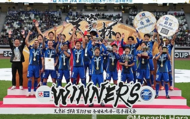 ｢デカすぎんだろ…｣J1町田の新戦力、欧州リーグからやってきた｢197cm長身新FW｣に驚きと賛辞の声が広がる！｢いけめん｣｢高身長　羨ましい〜｣