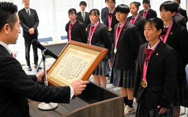 全国制覇の柳ケ浦女子サッカー部、大分県宇佐市が市民栄誉賞贈呈