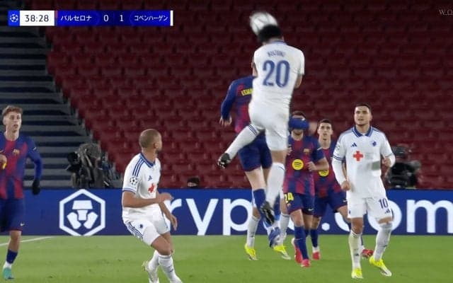 「なんちゅうジャンプ力だ」日本代表DFの“驚異の跳躍力”にネット騒然！「何でイエロー？」「身体能力が高すぎたせい」まさかの判定には同情も