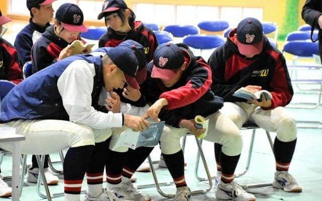 21世紀枠に文武両道の長崎西　参考書片手に出場校発表を待つ部員