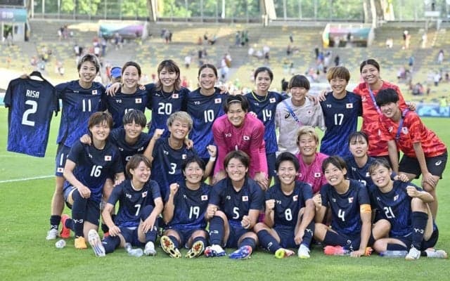 ｢みんなでお祝い｣なでしこ6人集結で“盛大に”祝福！ 長谷川唯＆藤野あおばの合同誕生日会｢最高にステキ｣なショット公開！｢かわいい！｣｢素晴らしい絆｣と反響多数