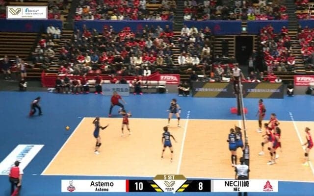 近すぎるっ… 女子バレー、監督の情熱的“珍光景”に反響「選手以上に動いて喜んでいる」放送席も注目