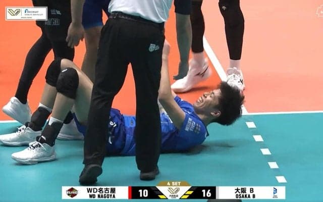 男子バレー、スパイクが脳天に“直撃”の珍光景 “痛いより恥ずかしい”珍事に本人も仲間も笑い