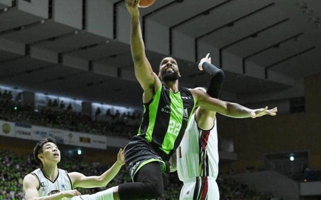 北海道が越谷との接戦を制し東地区首位キープ…オカフォーがダブルダブル、富永啓生は9得点