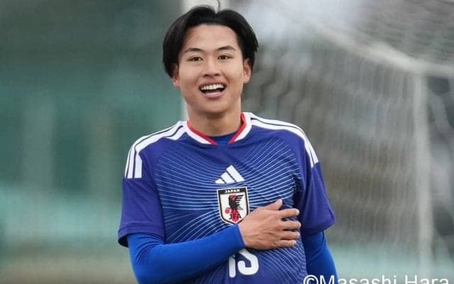 ｢こ、このシルエットは…！｣オランダ1部AZがU-23日本代表20歳主将の獲得を“匂わせ”演出！｢このフォルムは彼しかいない｣｢しかもめっちゃ期待されてる」