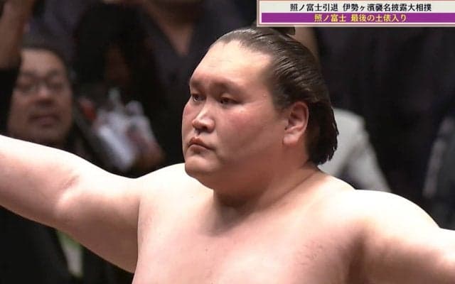 「口元そっくりで可愛い」照ノ富士、最後の土俵入り “そっくり”な息子にファン熱視線大の里に抱っこされ「将来の横綱」