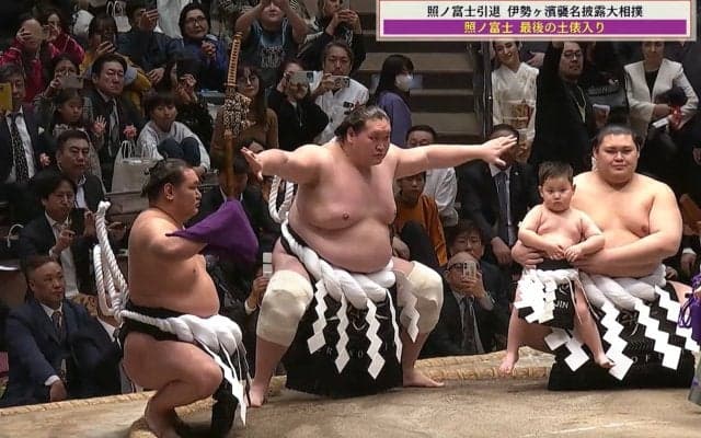 「こんな豊昇龍見たことない」「みんないい笑顔」照ノ富士、最後の土俵入り直前に“3横綱”が花道奥で…“胸アツ”な一コマに反響相次ぐ