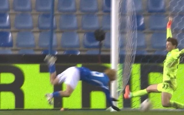 「え、入ってないの？」伊東純也、魂の“低空”ダイビングヘッド弾！「顔大丈夫？」「キーパーよく止めたわ」完璧ミートも“ライン上の神セーブ”にファン溜息