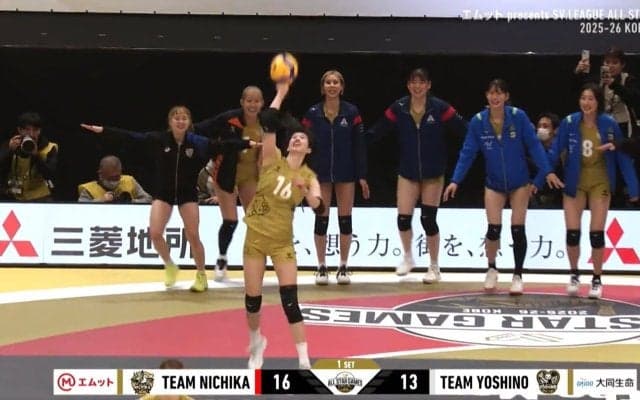 「何だ何だ！」女子バレー、サーブの背後で突然の\"謎\"ダンス バックダンサーがズラリ登場 実況困惑