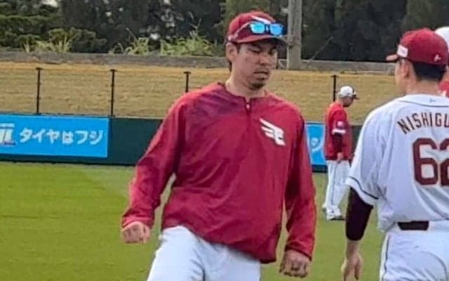 楽天の前田健太、ブルペン一番乗りで「18球」　キャンプ初日に報道陣50人…三木監督も熱視線