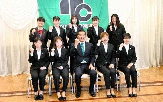 伊賀FCくノ一三重、新加入の監督・選手が会見　目標は三冠