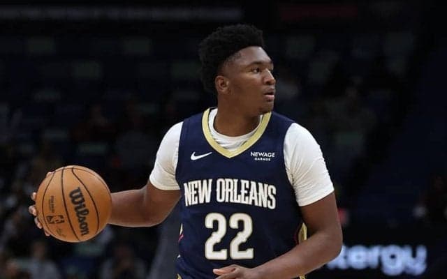 ペリカンズの新人デリック・クイーンが主要3部門で歴史的なスタッツラインをクリア