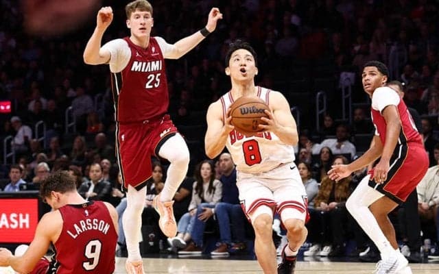 河村勇輝がブルズ・デビュー戦で3P2本で6得点…4Qに値千金の3Pとディフェンスで勝利に貢献