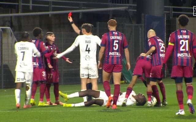 何があった？強烈“腹パンチ”でレッドカード！「殴った？」「衝撃的すぎ」遅延行為にイライラ→20歳FW、まさかの愚行にスタジアム騒然