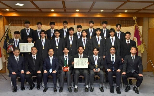 春高バレー優勝の東山男子が京都府知事を表敬訪問　次の目標は「高校3冠」