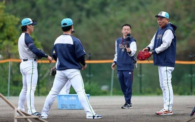 退団から15年も…「全然変わってない」　キャンプに現れた“愛され助っ人”「懐かしい」