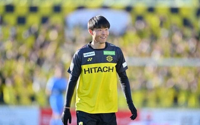 ｢想像のナナメウエ｣｢めっちゃかわいい｣J1柏の大型FWが渾身の“フリーポーズチャレンジ”でファンの度肝抜く！｢なんちゅう顔してんねんw｣｢朝からめっちゃ笑ったw｣