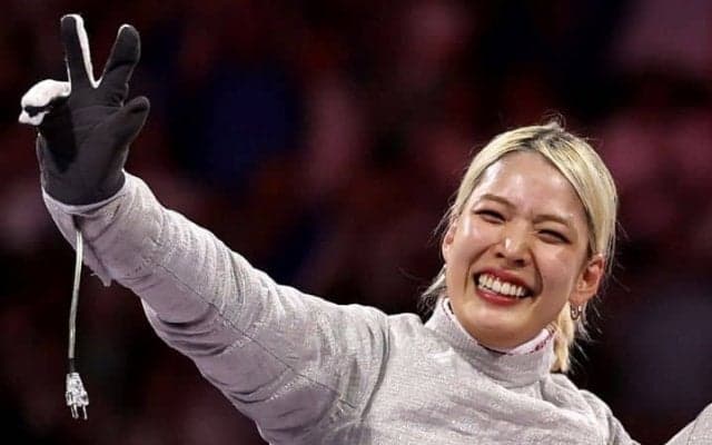 フェンシング江村美咲「数少ない趣味のひとつ」を披露　豪快な尻もちにファン「メチャカッコいいと思ったら…メチャ可愛い」
