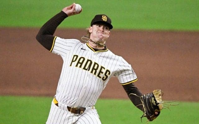 DeNAキャンプで“違和感”「遠近感バグ」　203センチの新助っ人に騒然「でかすぎる」