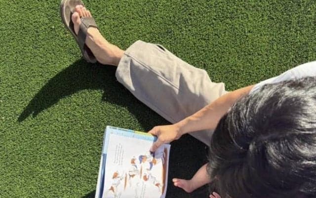 大谷翔平、愛犬デコピンと“読書”　長女の手足も…最新プライベート写真を公開