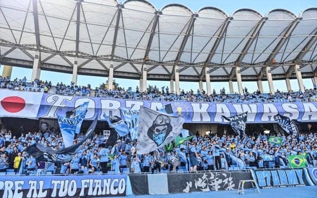 ｢デザイン可愛すぎる!!｣30周年のJ1川崎と活動終了の｢地元出身人気バンド｣がシャツで絆のコラボ！｢色味が天才だな｣｢胸のマークにししゃも3匹｣